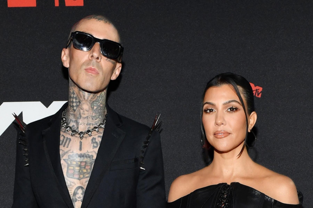 Kardashian'lar durulmuyor! Travis Barker ile Kourtney çiftinden skandal görüntüler! "Mutluluktan önce ahlak gerek" 9