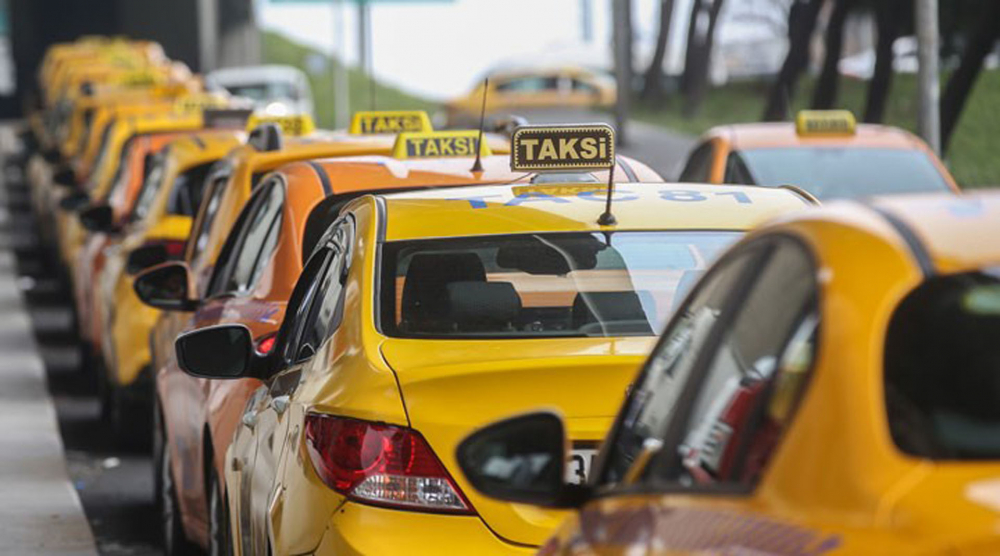 Taksim Meydanı'nda olay yaratan sosyal deney! Annesini hastaneye götürecek taksi bulamadı! Bulduğu taksiciye para ödülü verdi! 2