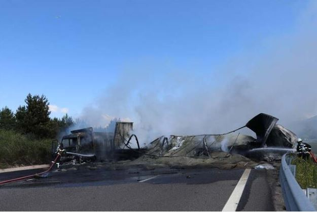 Otoyol'da felaket gibi kaza! Araçlar yandı, otoyol çift yönlü ulaşıma kapatıldı 1
