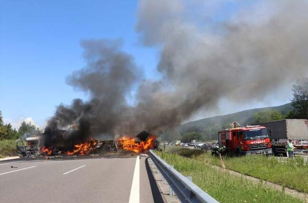 Otoyol'da felaket gibi kaza! Araçlar yandı, otoyol çift yönlü ulaşıma kapatıldı 2