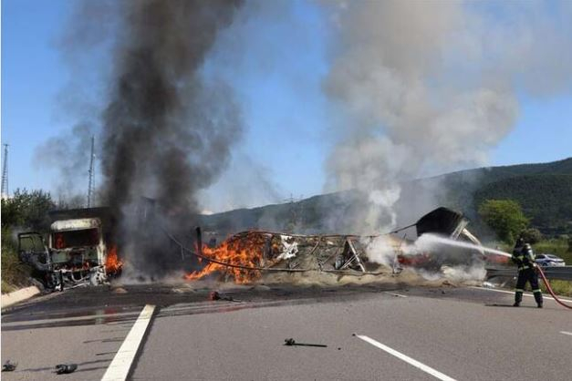 Otoyol'da felaket gibi kaza! Araçlar yandı, otoyol çift yönlü ulaşıma kapatıldı 6