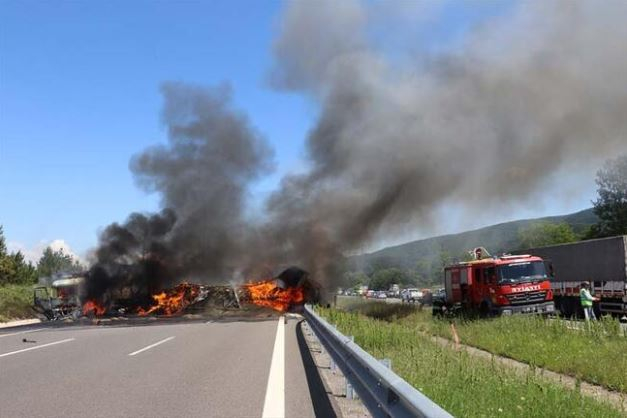 Otoyol'da felaket gibi kaza! Araçlar yandı, otoyol çift yönlü ulaşıma kapatıldı 7