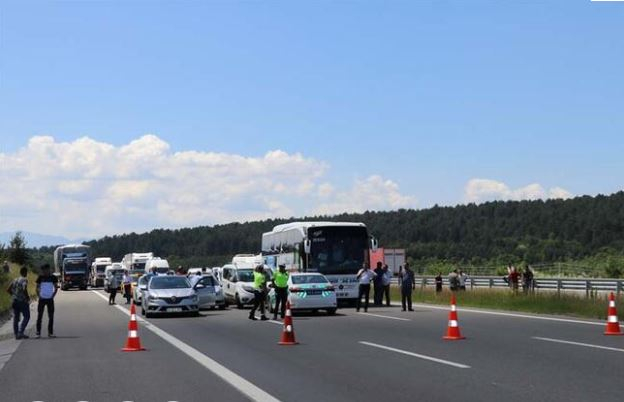 Otoyol'da felaket gibi kaza! Araçlar yandı, otoyol çift yönlü ulaşıma kapatıldı 9