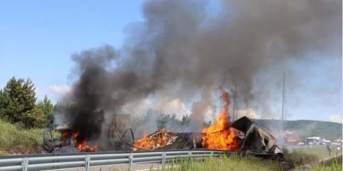 Otoyol'da felaket gibi kaza! Araçlar yandı, otoyol çift yönlü ulaşıma kapatıldı