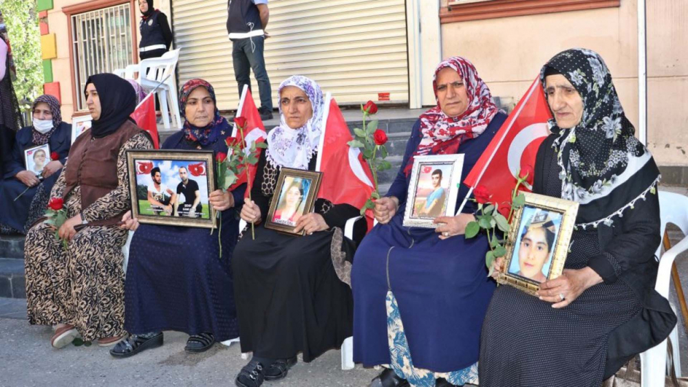 Diyarbakır annelerinin evlat nöbeti bininci gününde! Soğuk, sıcak demeden çocuklarına kavuşmayı bekliyorlar! 10