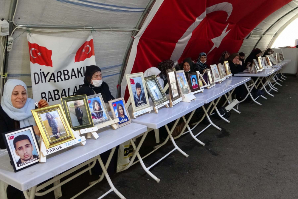 Diyarbakır annelerinin evlat nöbeti bininci gününde! Soğuk, sıcak demeden çocuklarına kavuşmayı bekliyorlar! 9