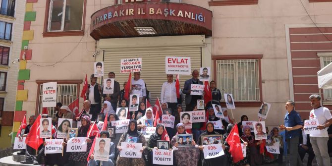 Diyarbakır annelerinin evlat nöbeti bininci gününde! Soğuk, sıcak demeden çocuklarına kavuşmayı bekliyorlar!