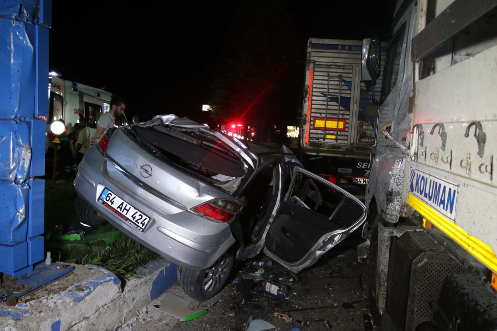 Uşak'ta korkunç kaza! Hız yapan otomobil iki genci hayattan kopardı! 1