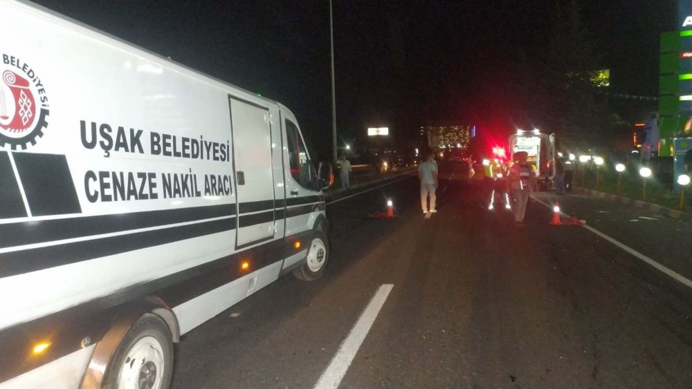 Uşak'ta korkunç kaza! Hız yapan otomobil iki genci hayattan kopardı! 9