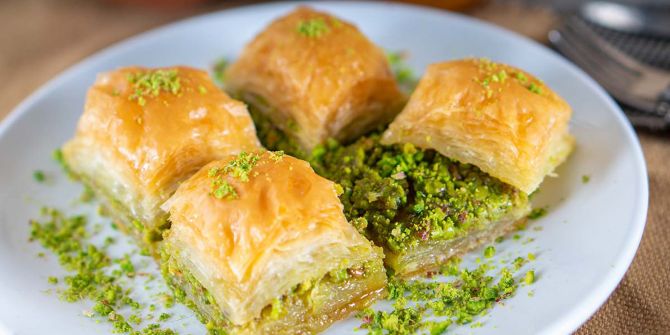 Tatlı severlerin bu haberle ağızları ekşiyecek! Fıstıklı baklavalara veda zamanı! "Bir süre fıstıklı ürünlere ara verelim, üretmeyelim"