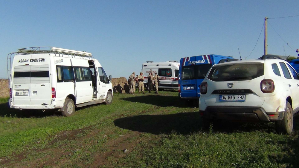 Kars'ta acı olay! Göçüğün meydana geldiği evdeki anne ve 2 çocuğu öldü 4