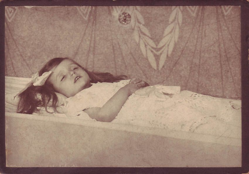 19. yüzyılın ürkütücü modası: Ölülerini süsleyip fotoğraflarını çektiler 13