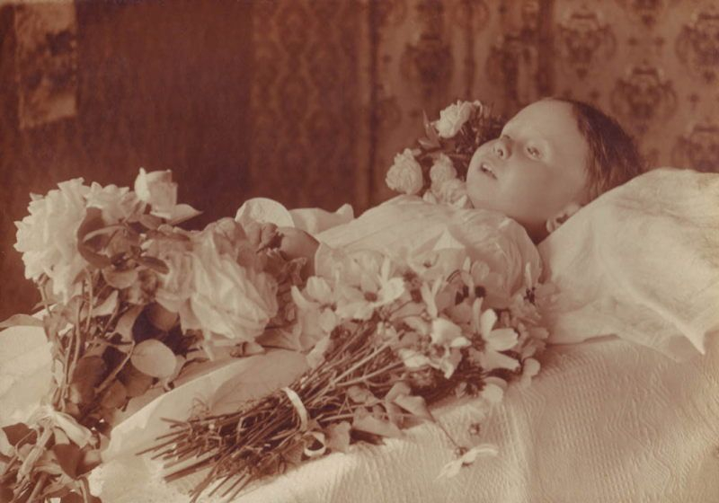 19. yüzyılın ürkütücü modası: Ölülerini süsleyip fotoğraflarını çektiler 14
