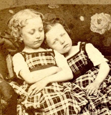 19. yüzyılın ürkütücü modası: Ölülerini süsleyip fotoğraflarını çektiler 17
