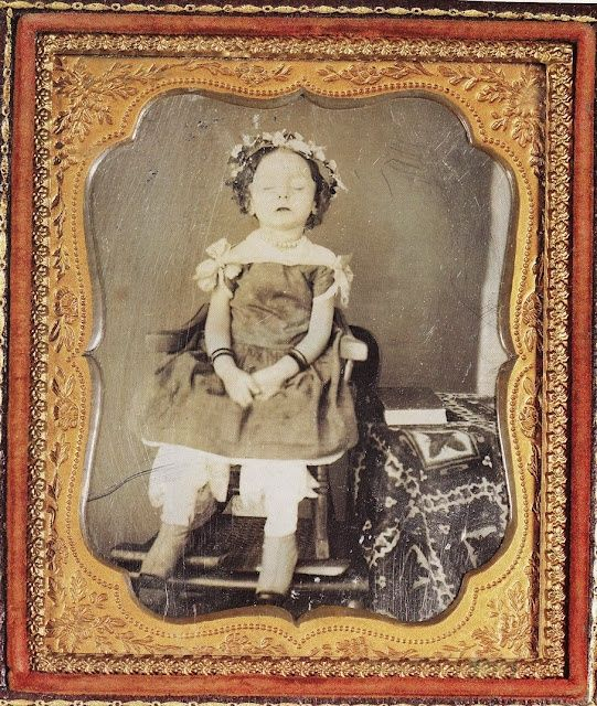 19. yüzyılın ürkütücü modası: Ölülerini süsleyip fotoğraflarını çektiler 20