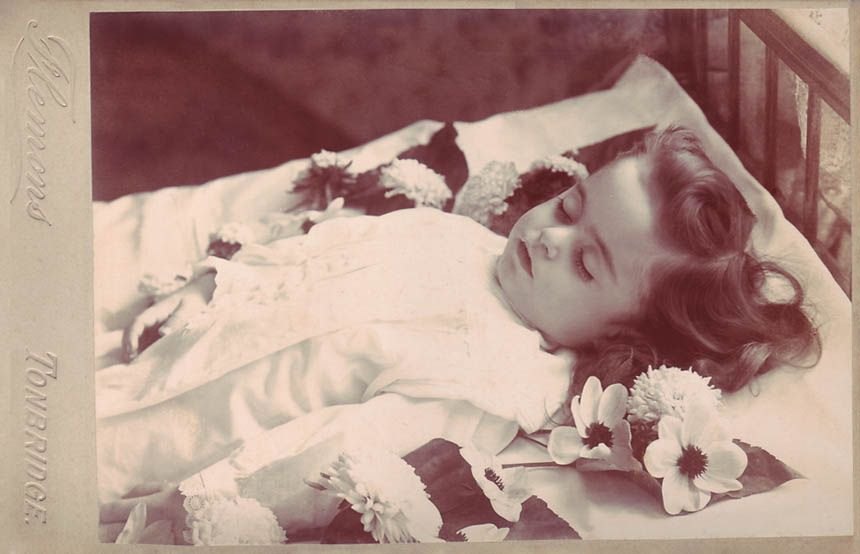19. yüzyılın ürkütücü modası: Ölülerini süsleyip fotoğraflarını çektiler 21