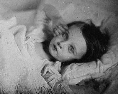 19. yüzyılın ürkütücü modası: Ölülerini süsleyip fotoğraflarını çektiler 22