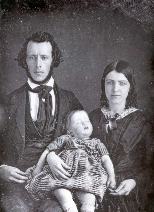 19. yüzyılın ürkütücü modası: Ölülerini süsleyip fotoğraflarını çektiler 7