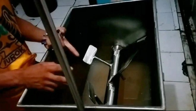 İnanılmaz olay... Genç çocuk vücudunu sosis makinasına kaptırdı! 3