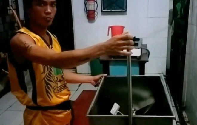 İnanılmaz olay... Genç çocuk vücudunu sosis makinasına kaptırdı! 4