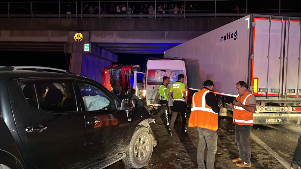 Bolu Dağı mevkinde zincirleme trafik kazası! Ortalık savaş alanına döndü: 12 yaralı 9