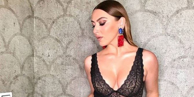 Hadise'nin derin dekolteli pozları nefes kesti