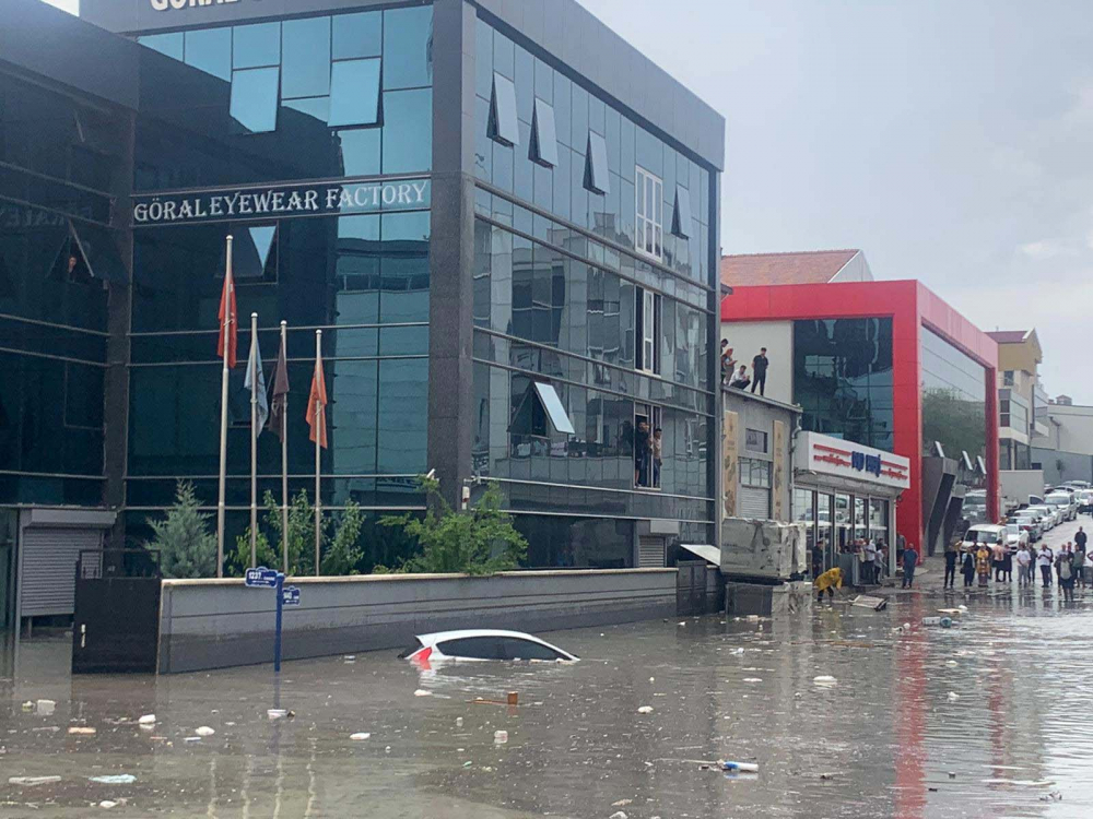 Ankara'yı sağanak yağış vurdu! Yolları ve işyerlerini su bastı, araçlar su altında kaldı 1