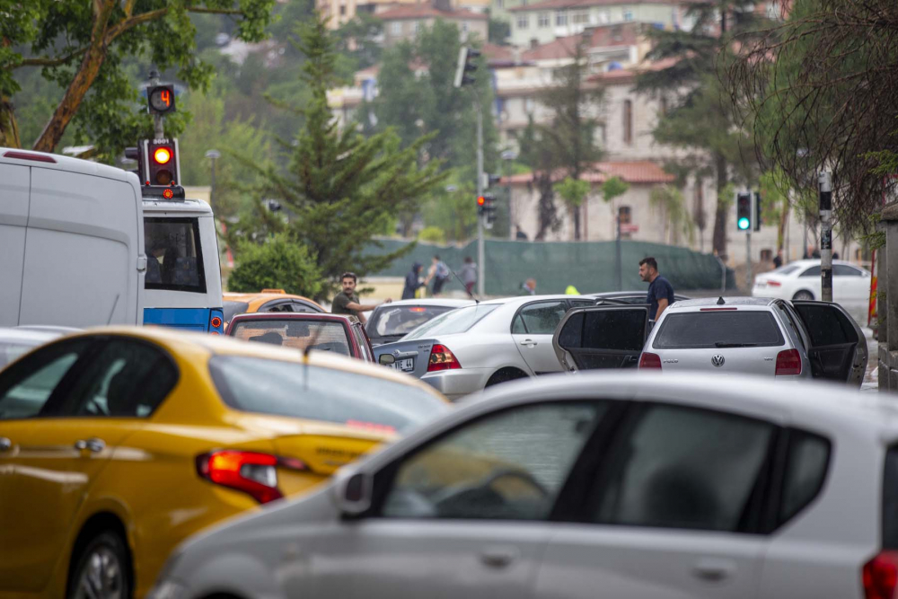 Ankara'yı sağanak yağış vurdu! Yolları ve işyerlerini su bastı, araçlar su altında kaldı 10