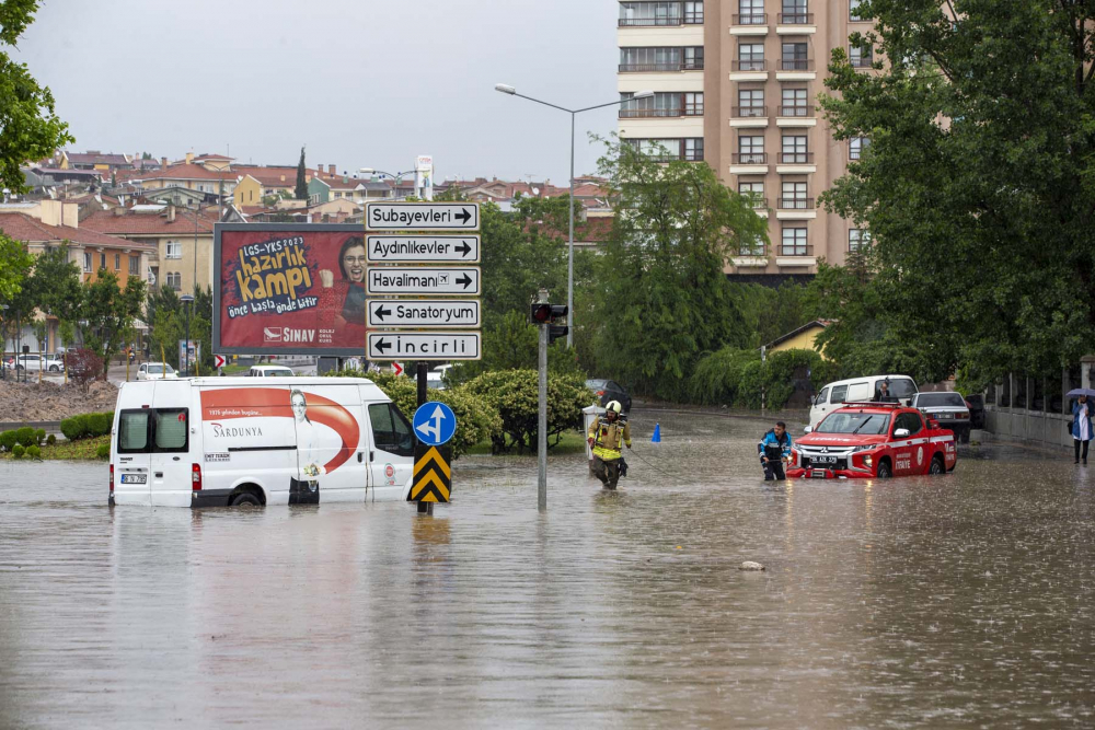 Ankara'yı sağanak yağış vurdu! Yolları ve işyerlerini su bastı, araçlar su altında kaldı 17