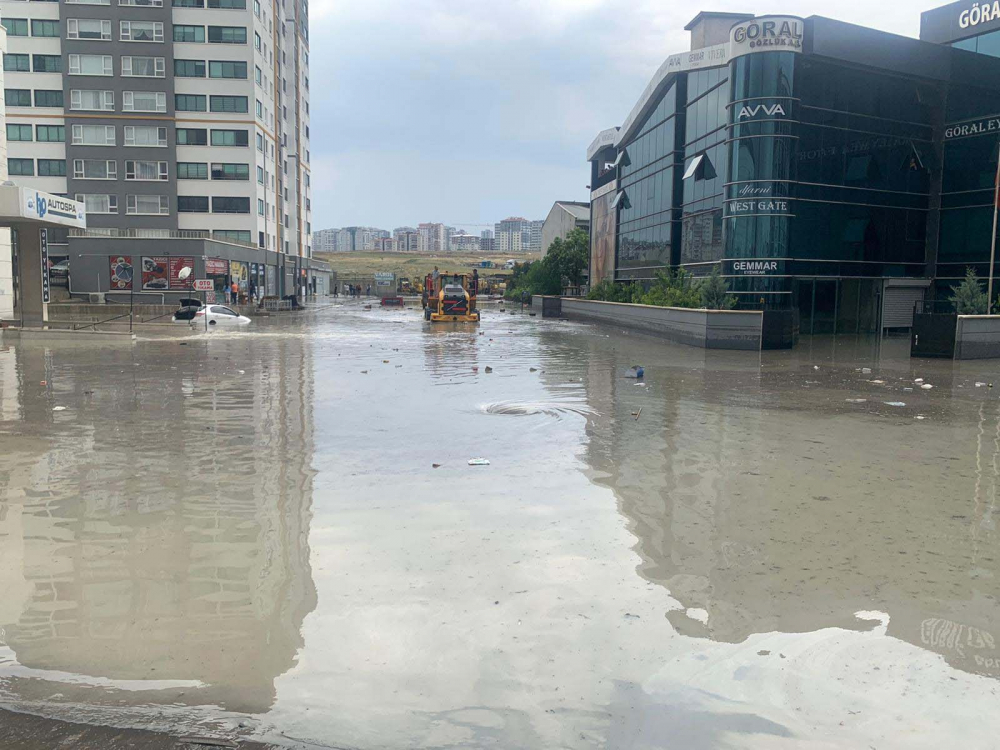 Ankara'yı sağanak yağış vurdu! Yolları ve işyerlerini su bastı, araçlar su altında kaldı 4