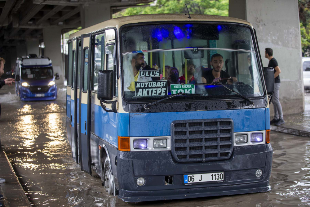 Ankara'yı sağanak yağış vurdu! Yolları ve işyerlerini su bastı, araçlar su altında kaldı 8