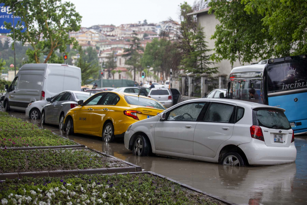 Ankara'yı sağanak yağış vurdu! Yolları ve işyerlerini su bastı, araçlar su altında kaldı 9