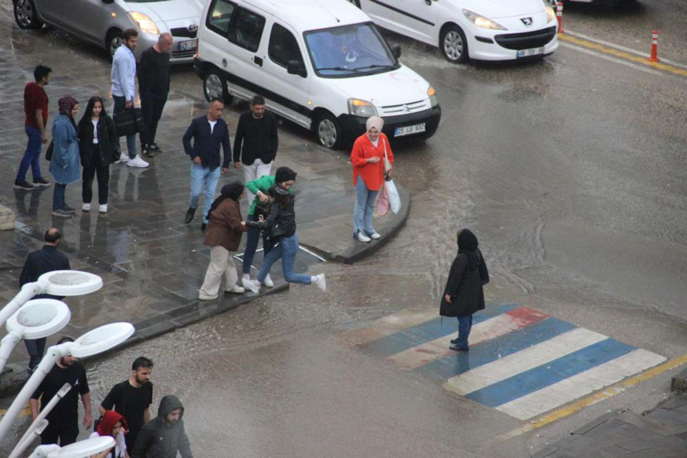 Yağmur suyundan kaçan vatandaşların görüntüleri gülümsetti! Uçan uçtu, kaçan kaçtı! 10