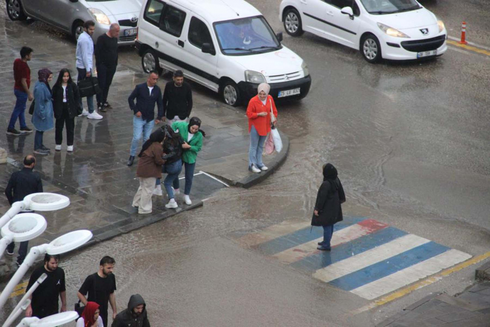 Yağmur suyundan kaçan vatandaşların görüntüleri gülümsetti! Uçan uçtu, kaçan kaçtı! 11