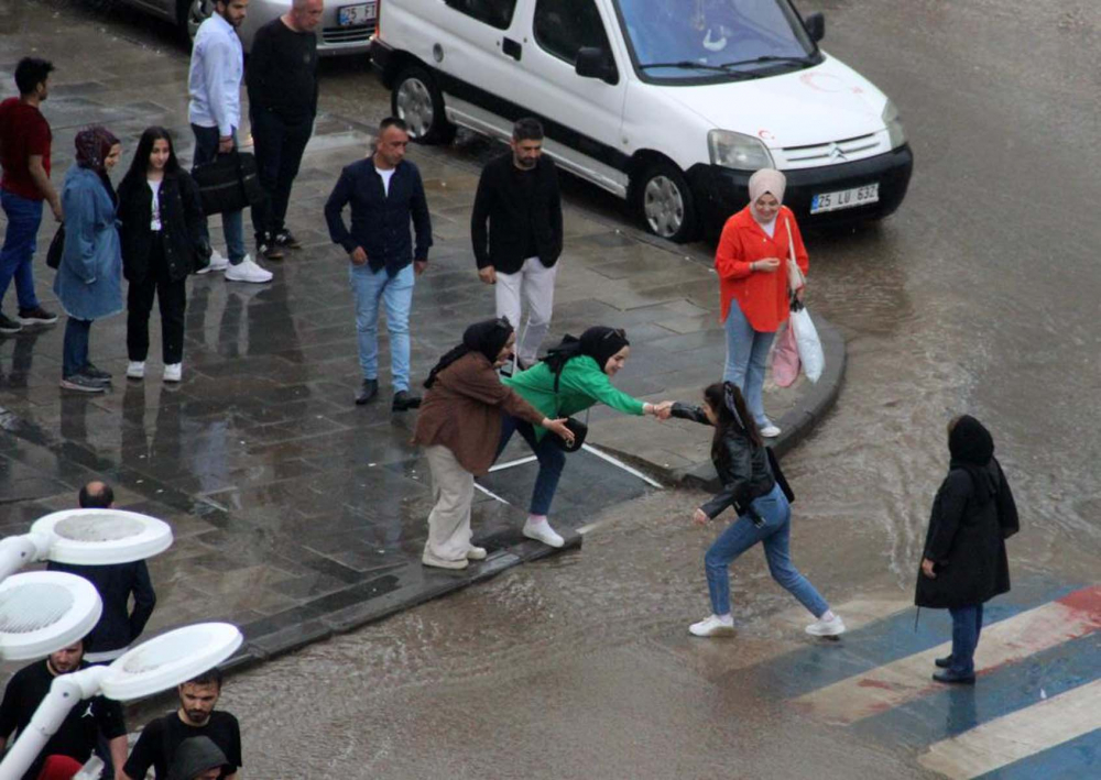 Yağmur suyundan kaçan vatandaşların görüntüleri gülümsetti! Uçan uçtu, kaçan kaçtı! 3