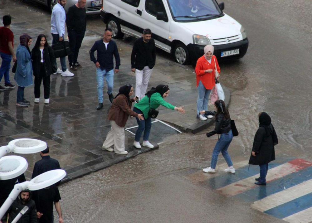 Yağmur suyundan kaçan vatandaşların görüntüleri gülümsetti! Uçan uçtu, kaçan kaçtı! 4