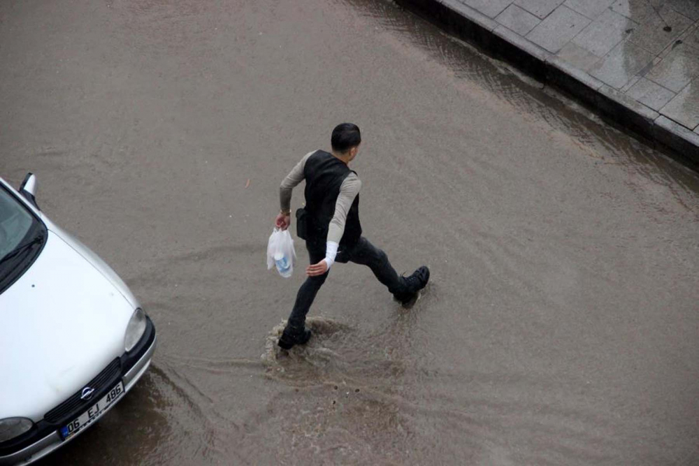 Yağmur suyundan kaçan vatandaşların görüntüleri gülümsetti! Uçan uçtu, kaçan kaçtı! 5