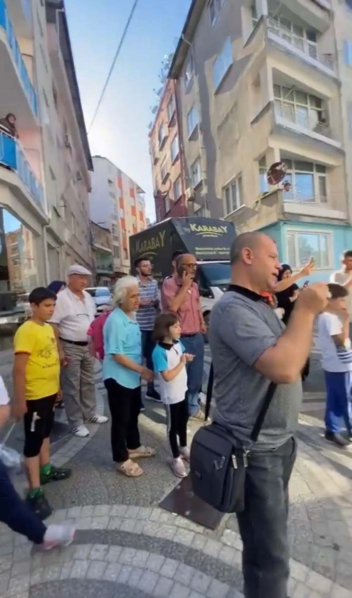 Balıkesir'de yılan paniği! 2 metre boyundaki yılanı görenler panik yaşadı, imdada itfaiye yetişti 3