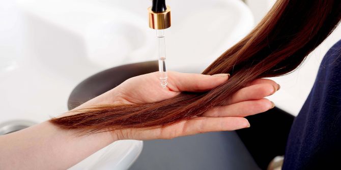 Saçları parlatıyor, canlandırıyor... Artıları ve eksileriyle keratin bakımı