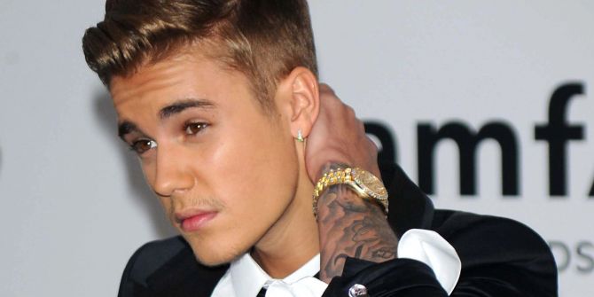 Grammy ödüllü şarkıcı Justin Bieber üzen haberi "oldukça ciddi" diyerek duyurdu! Yüz felci geçirdi, konserlerini iptal etti