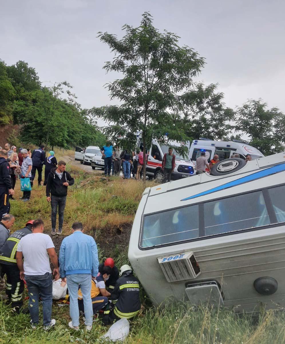 Kocaeli Karamürsel'de facianın eşiğinden dönüldü! Gezi midibüsü şarampole devrildi: 17 yaralı 2