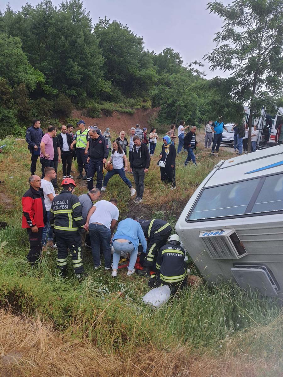 Kocaeli Karamürsel'de facianın eşiğinden dönüldü! Gezi midibüsü şarampole devrildi: 17 yaralı 4