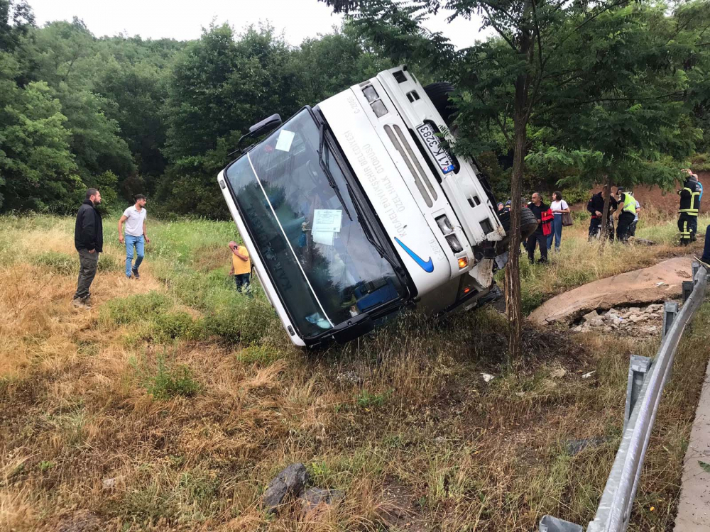 Kocaeli Karamürsel'de facianın eşiğinden dönüldü! Gezi midibüsü şarampole devrildi: 17 yaralı 5