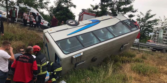 Kocaeli Karamürsel'de facianın eşiğinden dönüldü! Gezi midibüsü şarampole devrildi: 17 yaralı