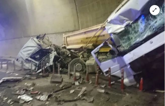 Sabiha Gökçen Havalimanı bağlantı yolunda zincirleme kaza! 1