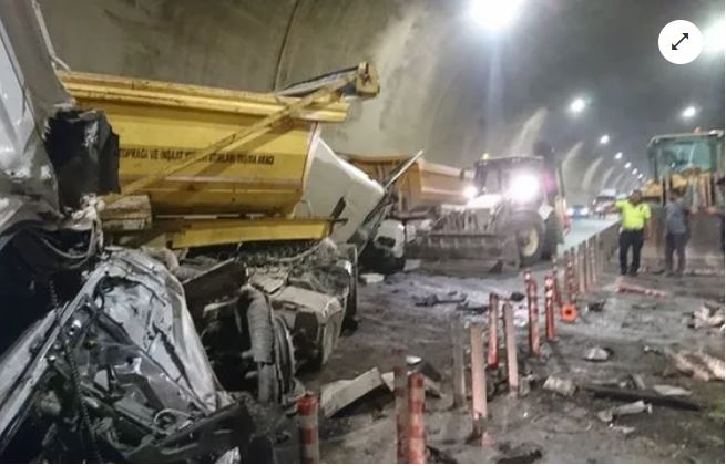 Sabiha Gökçen Havalimanı bağlantı yolunda zincirleme kaza! 4