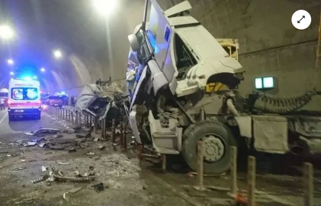 Sabiha Gökçen Havalimanı bağlantı yolunda zincirleme kaza! 6