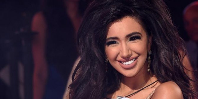 Yetenek yarışmasında ünlenen Chloe Khan çıplak fotoğraflarını paylaştı