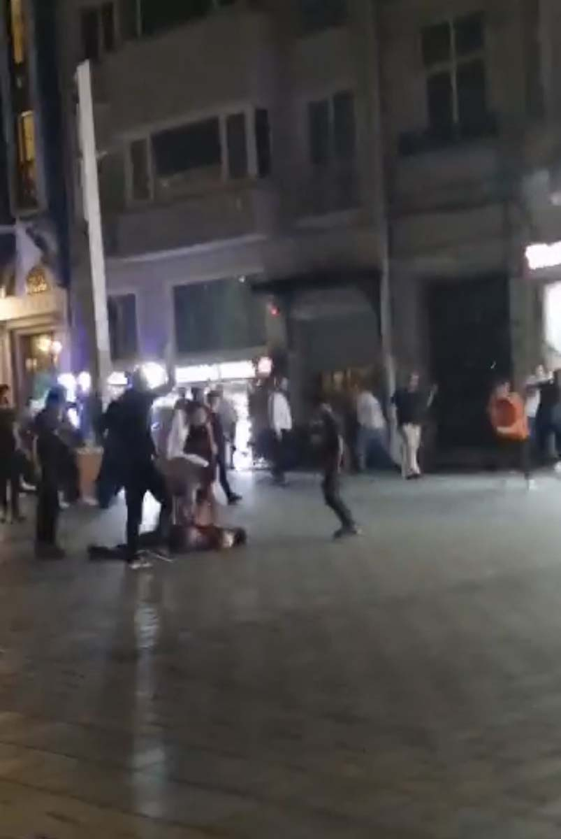 İstanbul Taksim'de dehşet veren olay! Kalbinden bıçaklanan yabancı uyruklu genç öldü 5