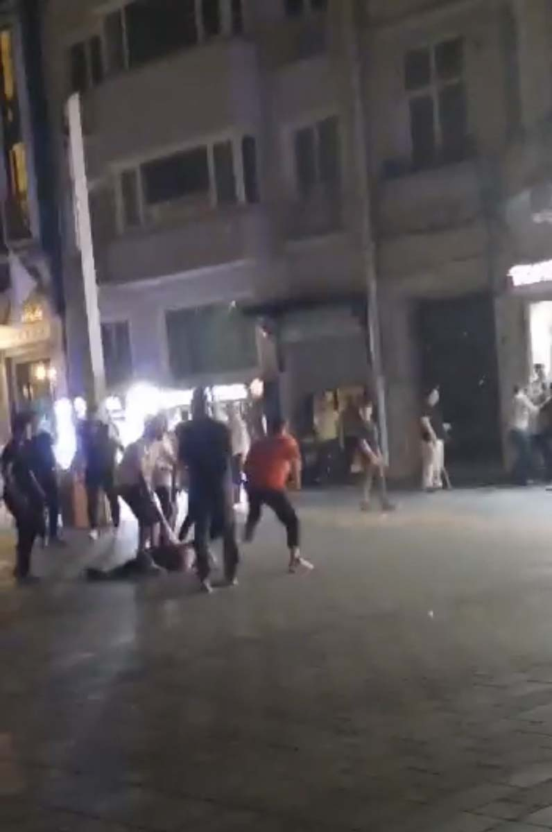 İstanbul Taksim'de dehşet veren olay! Kalbinden bıçaklanan yabancı uyruklu genç öldü 6